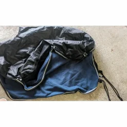 1 couvre-rein Decathlon imperméable et polaire. Taille cheval.