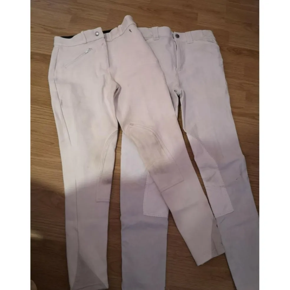 2 pantalons blancs à saisir