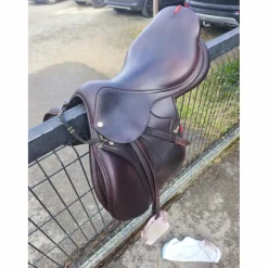 À VENDRE : Selle Équipe Évolution Spéciale – 17,5 pouces