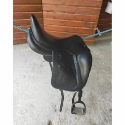 A vendre selle neuve de dressage ANTARES noir