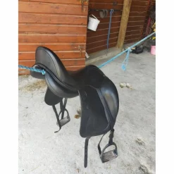 A vendre selle neuve de dressage ANTARES noir