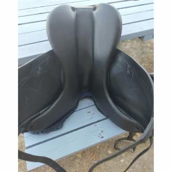 A vendre selle neuve de dressage ANTARES noir