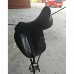 A vendre selle neuve de dressage ANTARES noir