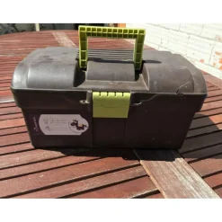 boite de pansage marron et vert