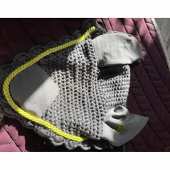bonnet gris liseré vert
