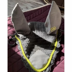 bonnet gris liseré vert