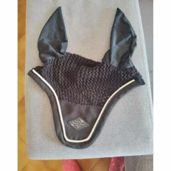 bonnet noir avec contour blanc