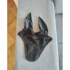 bonnet noir avec contour blanc