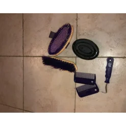 boîte de rangement avec brosse et peigne