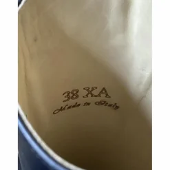 Bottes en cuir neuves de la marque Tucci avec petit défaut (voir photos).