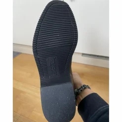 Bottes en cuir neuves de la marque Tucci avec petit défaut (voir photos).