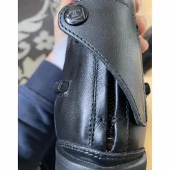 Bottes en cuir neuves de la marque Tucci avec petit défaut (voir photos).