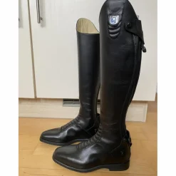 Bottes en cuir neuves de la marque Tucci avec petit défaut (voir photos).