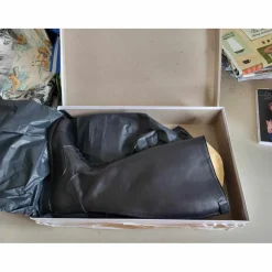Bottes en cuir noires neuves