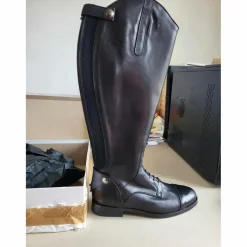 Bottes en cuir noires neuves