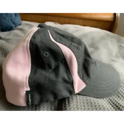 Casquette rose et grise