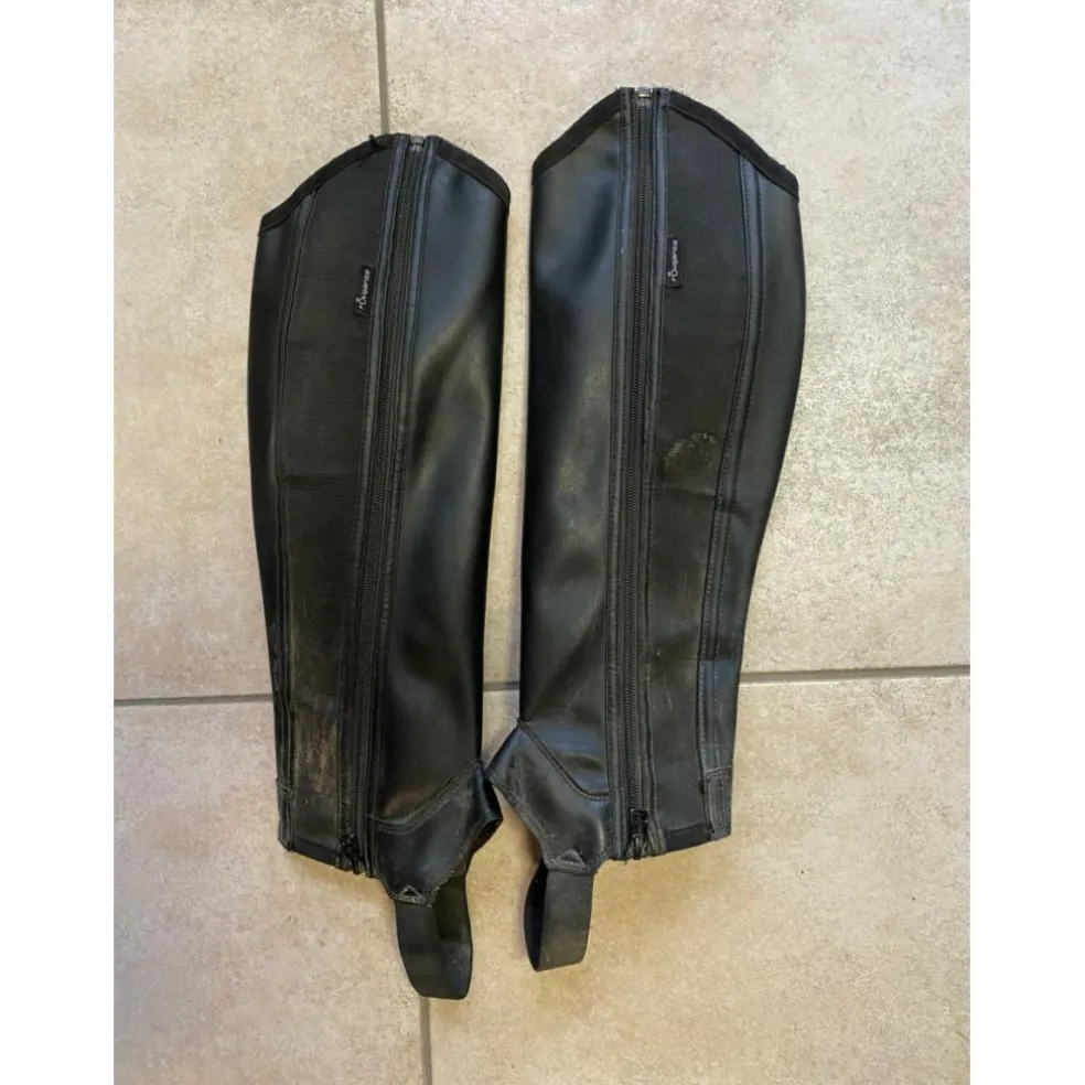 Chaps noires en synthétique