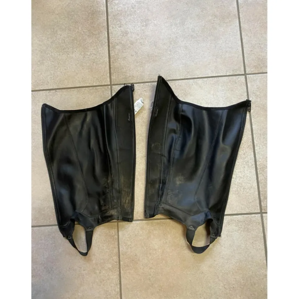 Chaps noires en synthétique