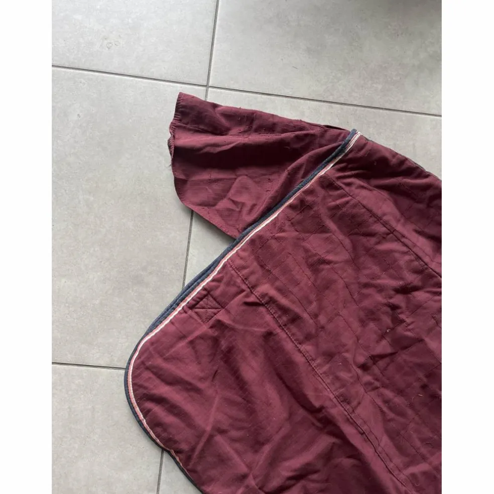 couverture bordeau