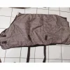Couverture d'écurie de mi-saison de la marque FOUGANZA couleur marron glacé. Taille 125 cm