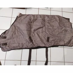 Couverture d'écurie de mi-saison de la marque FOUGANZA couleur marron glacé. Taille 125 cm