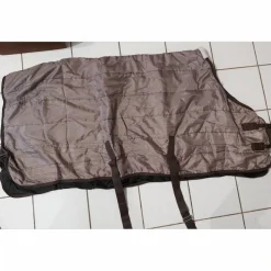 Couverture d'écurie de mi-saison de la marque FOUGANZA couleur marron glacé. Taille 125 cm