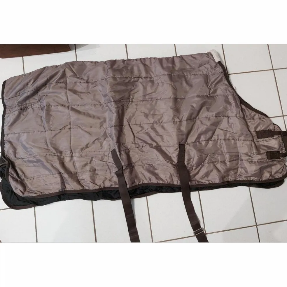 Couverture d'écurie de mi-saison de la marque FOUGANZA couleur marron glacé. Taille 125 cm