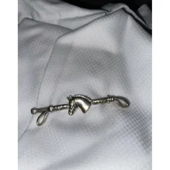 Cravate de chasse et broche