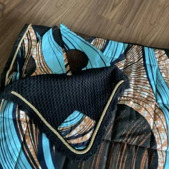 Ensemble composé d’un tapis, d’un bonnet et d’un sac de pansage