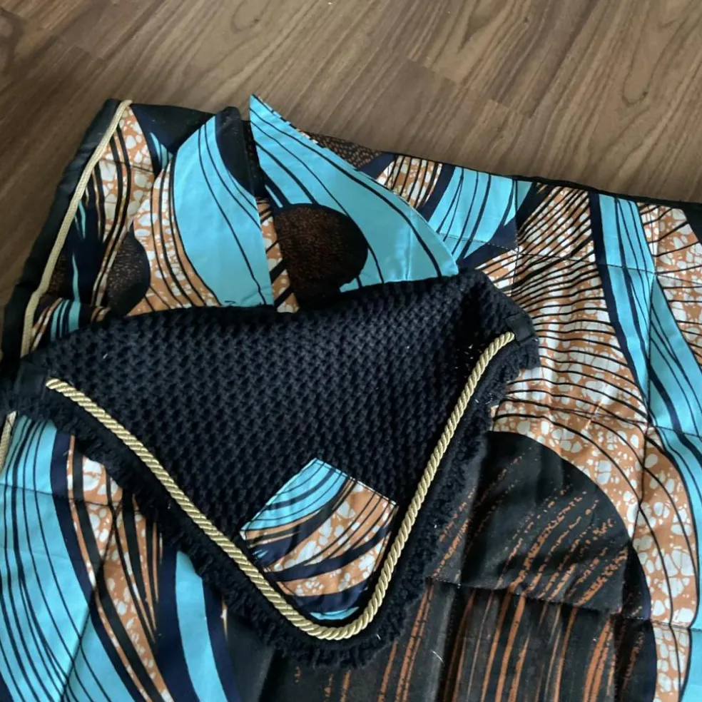Ensemble composé d’un tapis, d’un bonnet et d’un sac de pansage
