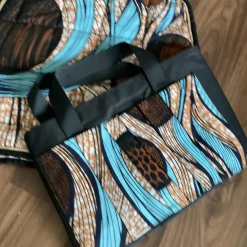 Ensemble composé d’un tapis, d’un bonnet et d’un sac de pansage
