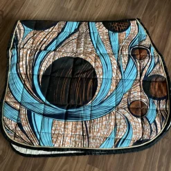 Ensemble composé d’un tapis, d’un bonnet et d’un sac de pansage