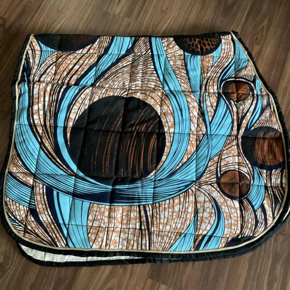 Ensemble composé d’un tapis, d’un bonnet et d’un sac de pansage