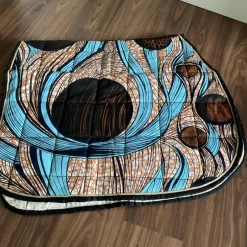 Ensemble composé d’un tapis, d’un bonnet et d’un sac de pansage