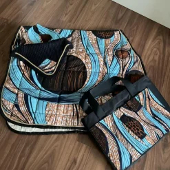 Ensemble composé d’un tapis, d’un bonnet et d’un sac de pansage