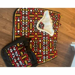 Ensemble composé d’un tapis, d’un bonnet et d’un sac de pansage