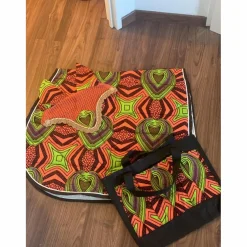 Ensemble composé d’un tapis, d’un bonnet et d’un sac de pansage