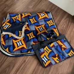 Ensemble composé d’un tapis, d’un bonnet et d’un sac de pansage