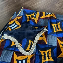 Ensemble composé d’un tapis, d’un bonnet et d’un sac de pansage