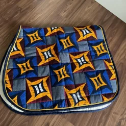 Ensemble composé d’un tapis, d’un bonnet et d’un sac de pansage