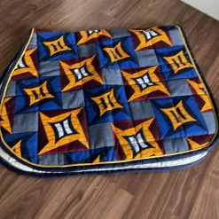 Ensemble composé d’un tapis, d’un bonnet et d’un sac de pansage