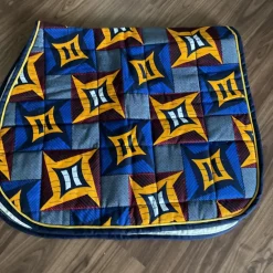 Ensemble composé d’un tapis, d’un bonnet et d’un sac de pansage
