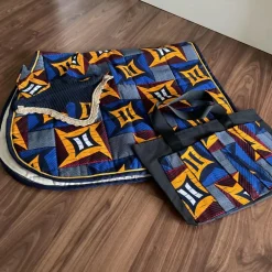 Ensemble composé d’un tapis, d’un bonnet et d’un sac de pansage