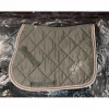 Ensemble poney tapis brodé "Elise" et bonnet vert amande HFI