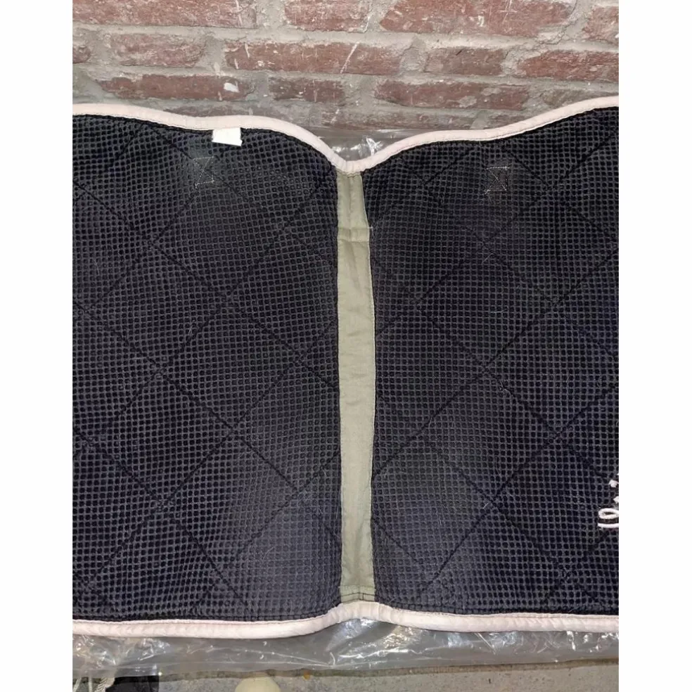 Ensemble poney tapis brodé "Elise" et bonnet vert amande HFI
