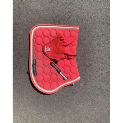 Ensemble tapis et bonnet rouge