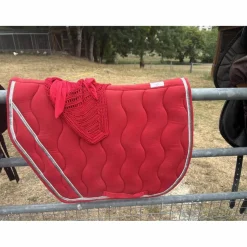 ensemble tapis et bonnet rouge équitheme