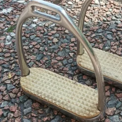 Etriers en métal