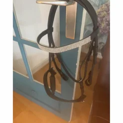 filet en cuir noir avec frontal strass jamais utilisé