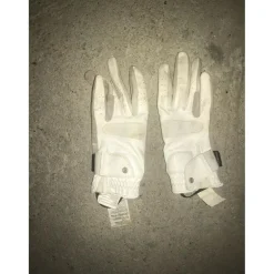 Gants blanc sur FOUGANZA
